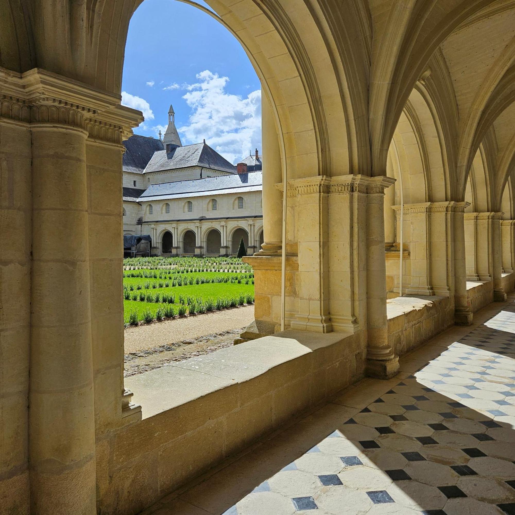Gite Le Montinho Fontevraud L'Abbaye Eksteriør bilde